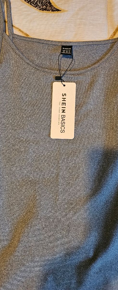 vestiti lunghi. Sono 6. Verde, rosso, bianco, 3, grigio