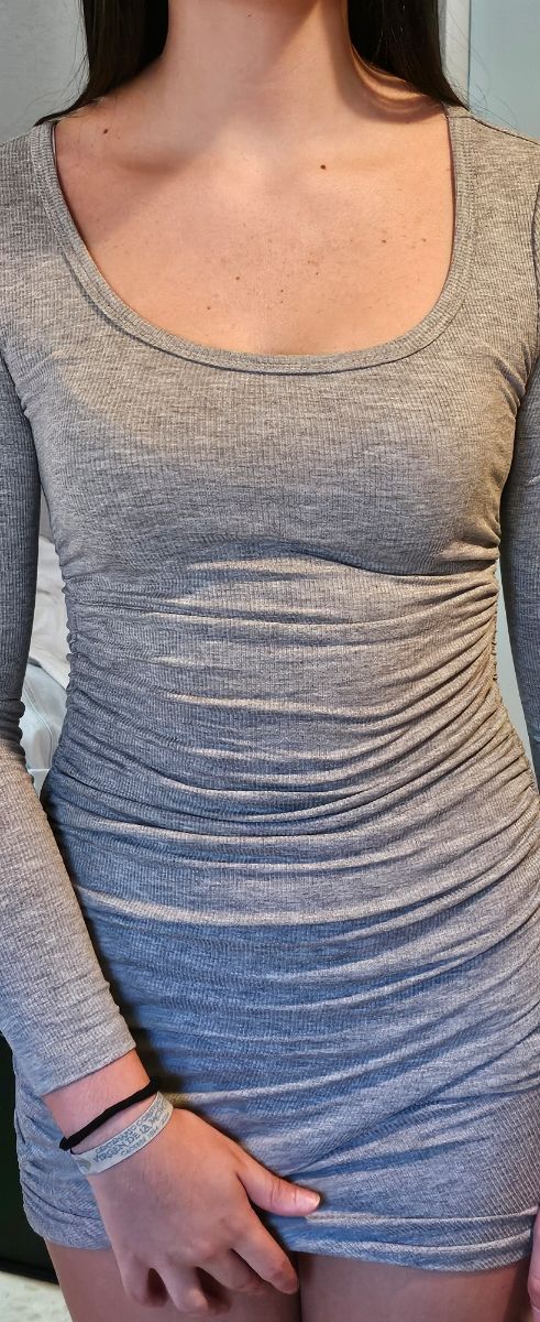 vestiti lunghi. Sono 6. Verde, rosso, bianco, 3, grigio