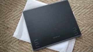 Tableta Gràfica 
Huion HS64 + Regalo