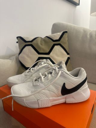 Zapatillas NIKE blancas y negras talla 38. 