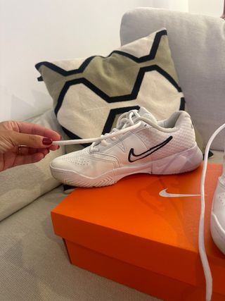 Zapatillas NIKE blancas y negras talla 38. 