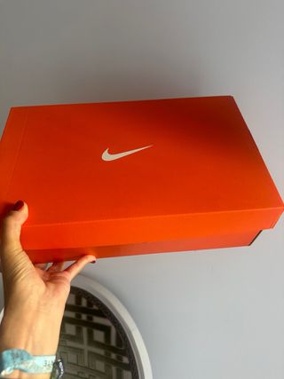 Zapatillas NIKE blancas y negras talla 38. 