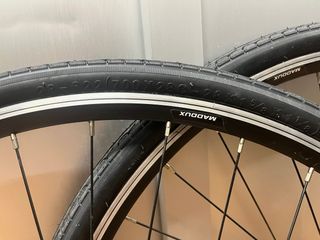 Ruedas carretera MADDUX con cubiertas Kenda R30