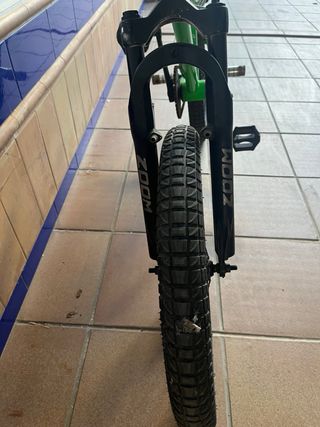 Bicicleta BMX verde - Dirt