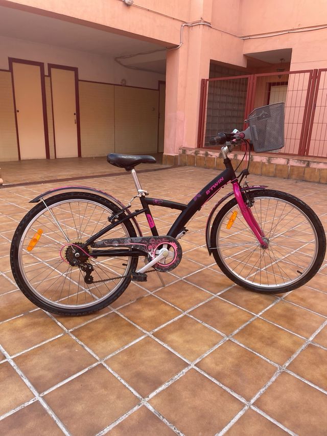 Bicibleta para niña , con su cesta y parrilla .