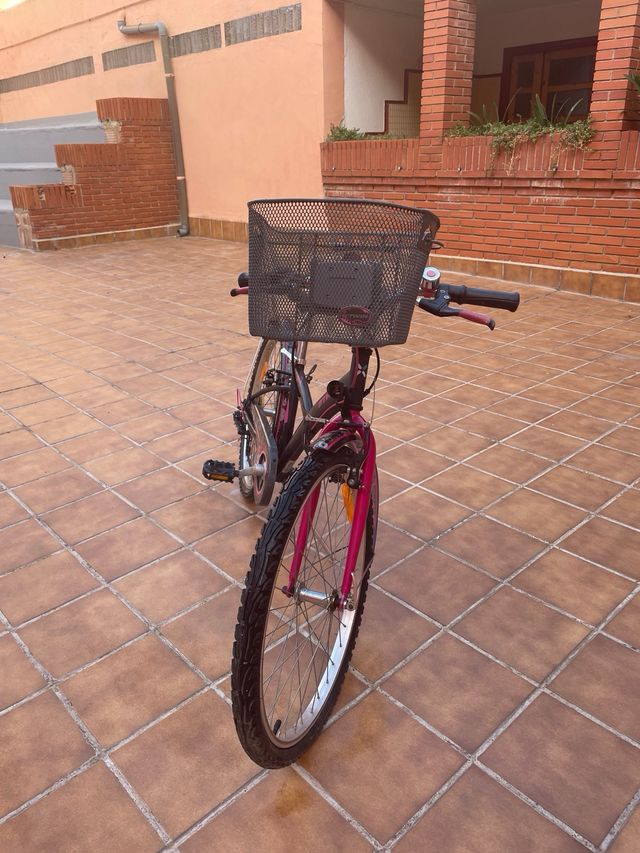 Bicibleta para niña , con su cesta y parrilla .