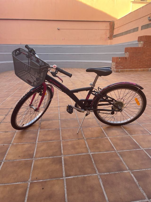 Bicibleta para niña , con su cesta y parrilla .