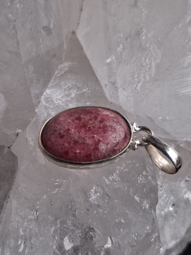 Colgante de Thulita en Plata de Ley