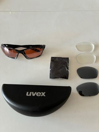 Gafas UVEX pequeñas.