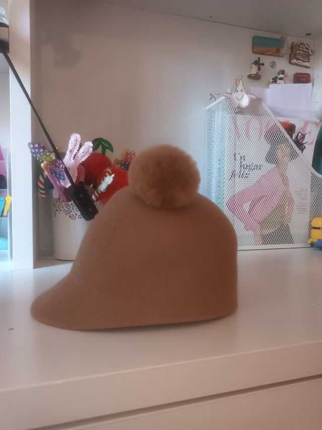 Gorro Zara Kids marrón con pompón