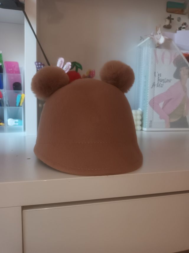 Gorro Zara Kids marrón con pompón