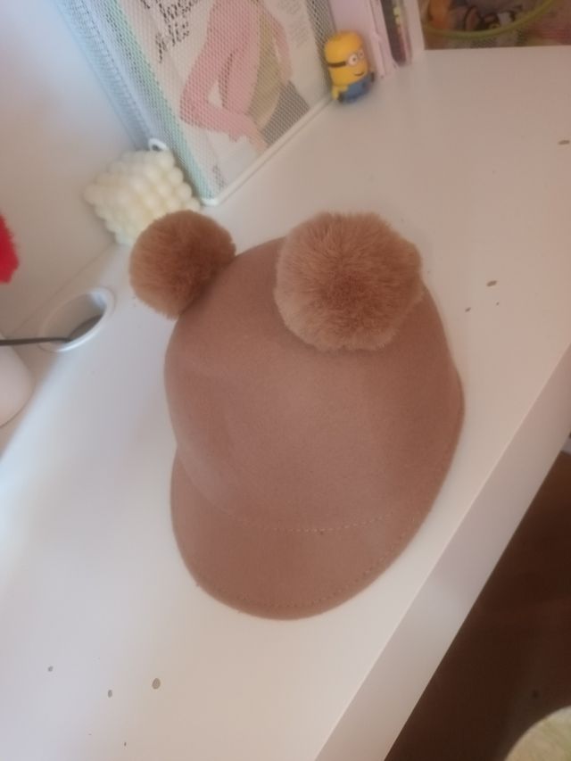 Gorro Zara Kids marrón con pompón