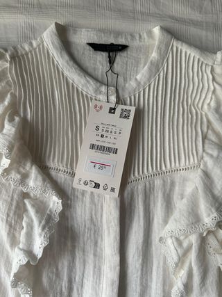 Blusa volantes con entredoses Zara