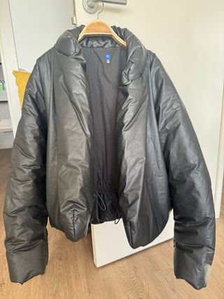 Chaqueta negra Yeezy nueva ni 1 uso oportunidad!