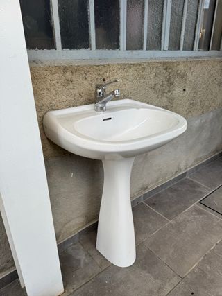 Lavabo pedestal blanco con grifería 