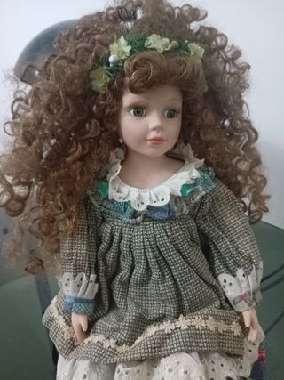 Bambola porcellana capelli ricci