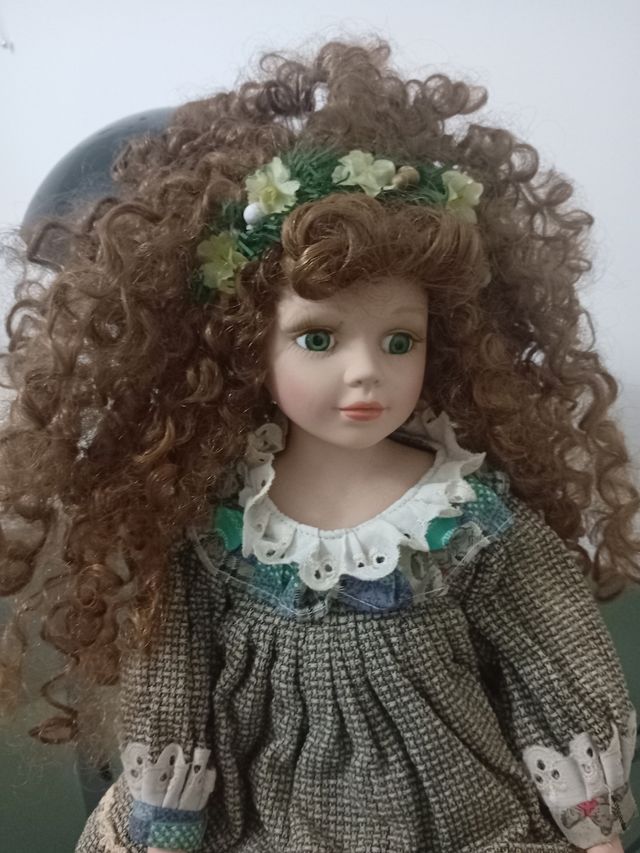 Bambola porcellana capelli ricci