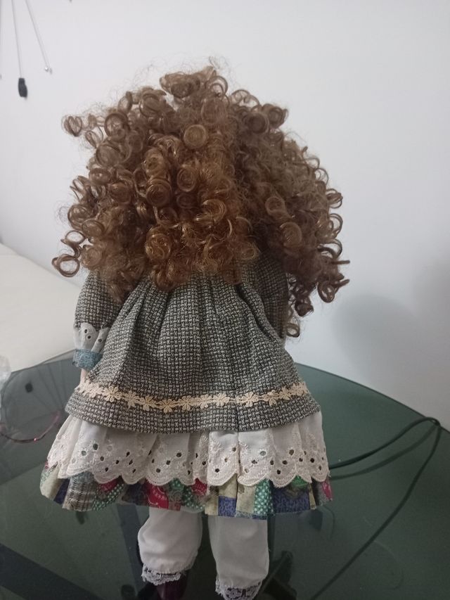 Bambola porcellana capelli ricci