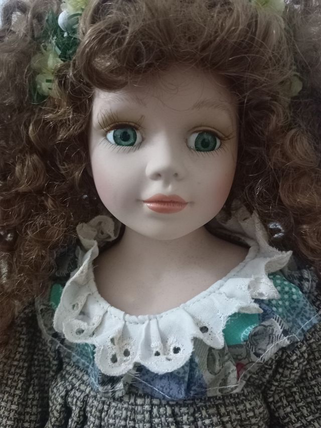 Bambola porcellana capelli ricci