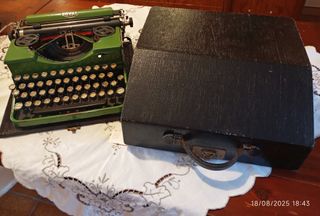 Macchina da scrivere vintage Royal Portable P88