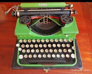 Macchina da scrivere vintage Royal Portable P88