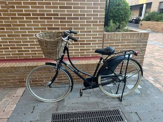 Bicicleta clásica negra c/ cesta