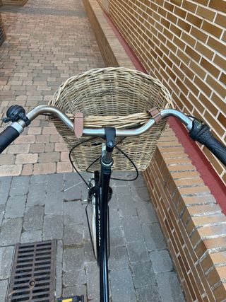 Bicicleta clásica negra c/ cesta