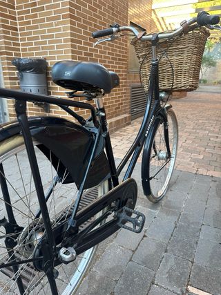Bicicleta clásica negra c/ cesta
