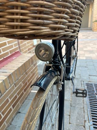 Bicicleta clásica negra c/ cesta