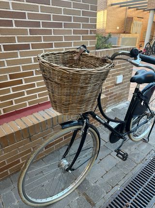 Bicicleta clásica negra c/ cesta