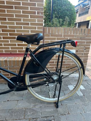 Bicicleta clásica negra c/ cesta