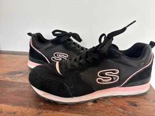 Zapatillas Skechers negras y rosas