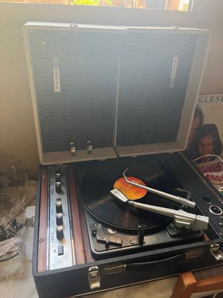 Tocadiscos antiguo con vinilo Julio Iglesias