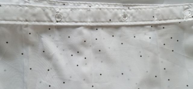 Cortina de ducha blanca, puntos negros.