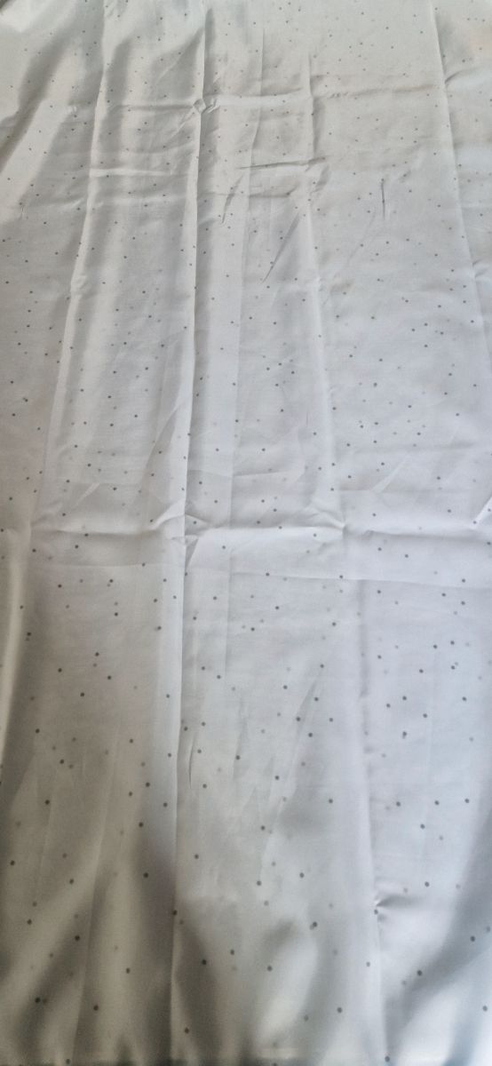 Cortina de ducha blanca, puntos negros.