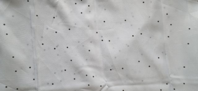 Cortina de ducha blanca, puntos negros.