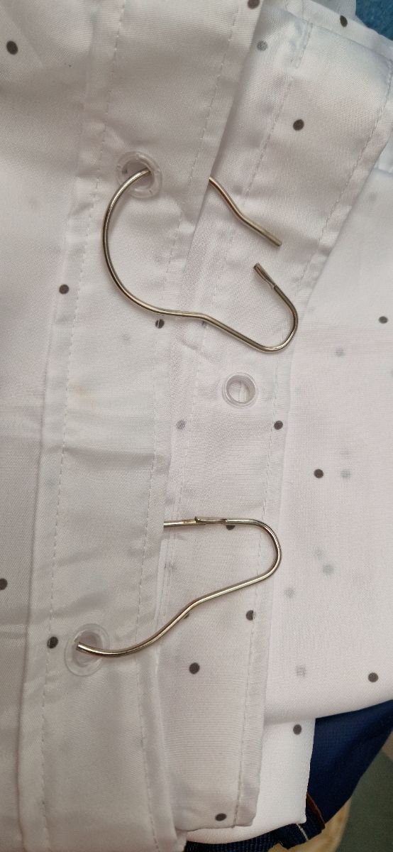 Cortina de ducha blanca, puntos negros.