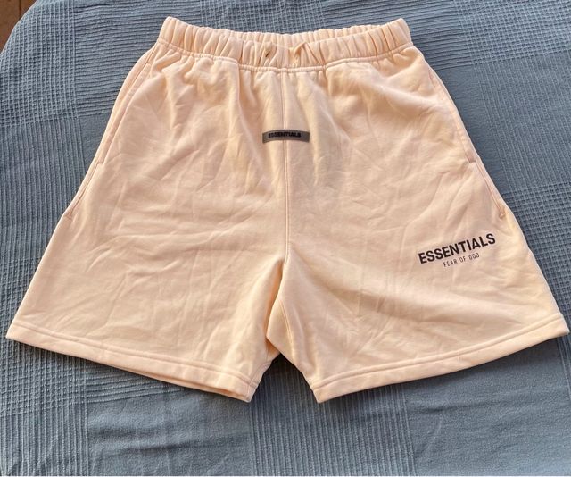 Pantalon ESSENTIALS corto amarillo