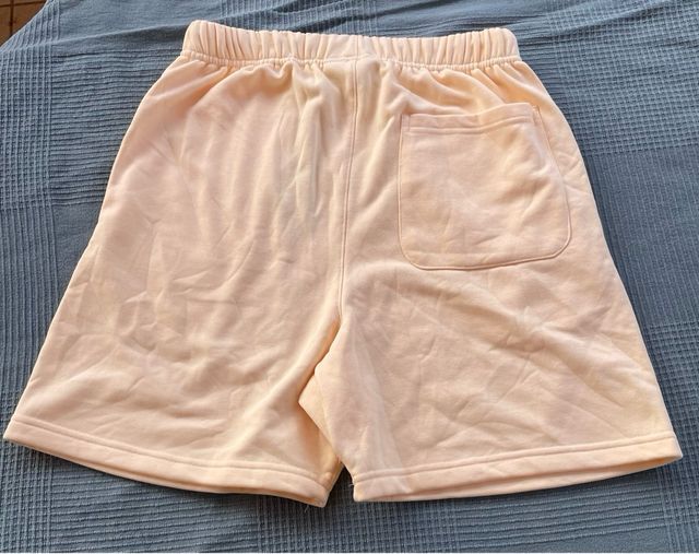 Pantalon ESSENTIALS corto amarillo