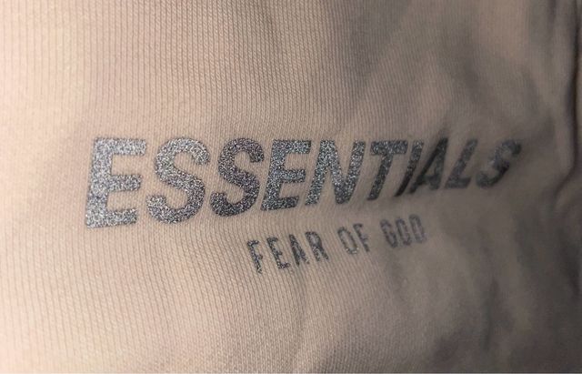 Pantalon ESSENTIALS corto amarillo