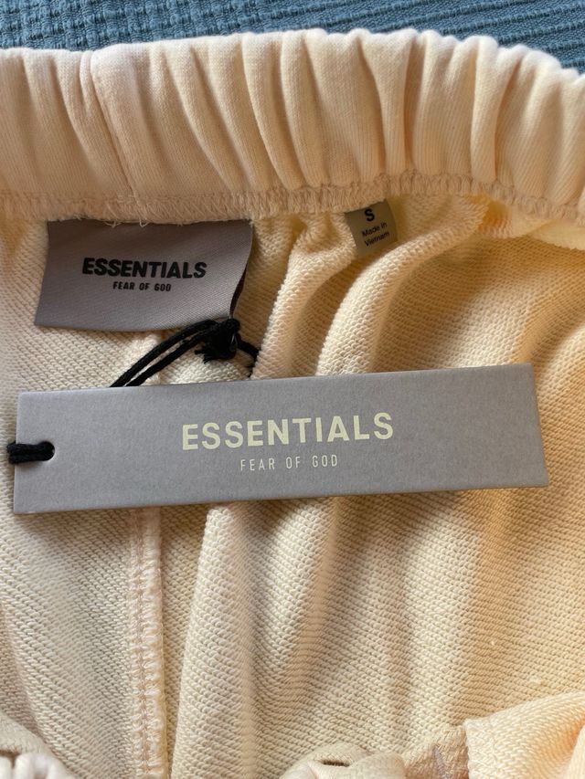 Pantalon ESSENTIALS corto amarillo