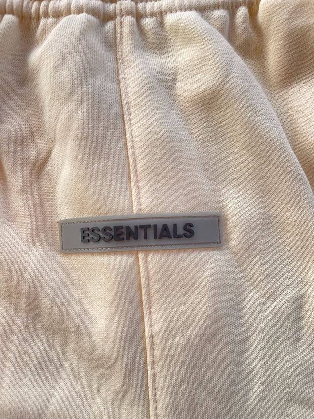 Pantalon ESSENTIALS corto amarillo