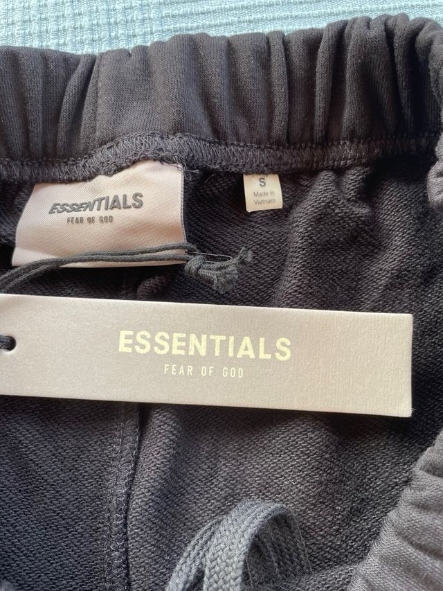 Shorts Essentials corto negro