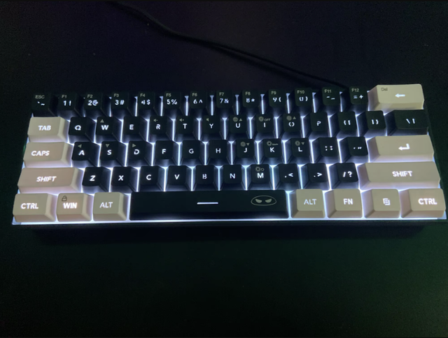 Teclado gaming blanco y negro