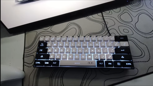 Teclado gaming blanco y negro