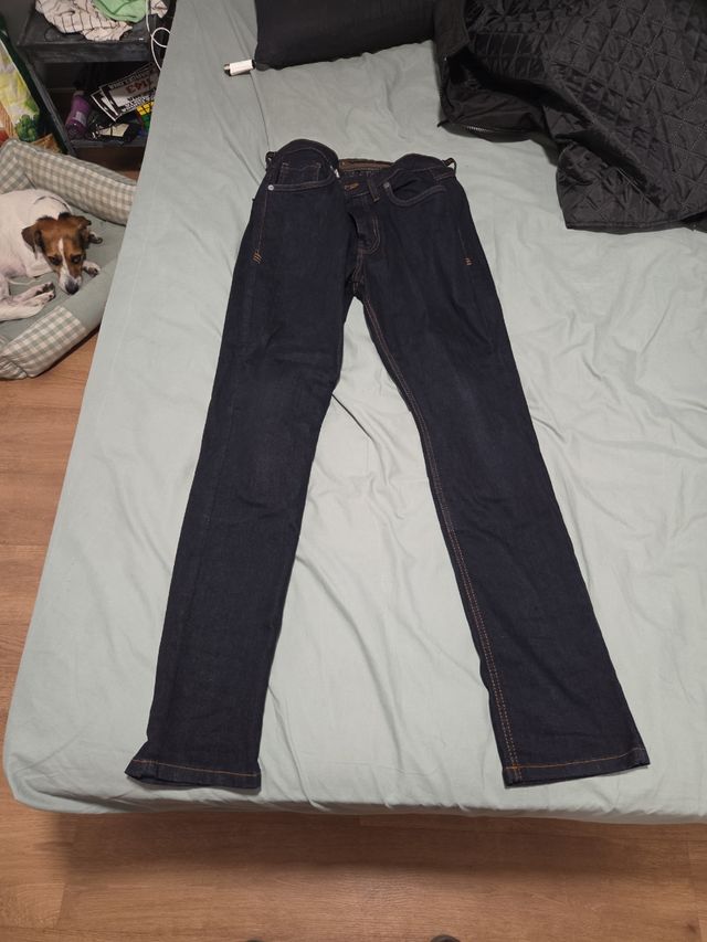 Pantalones de moto vaqueros con protección.