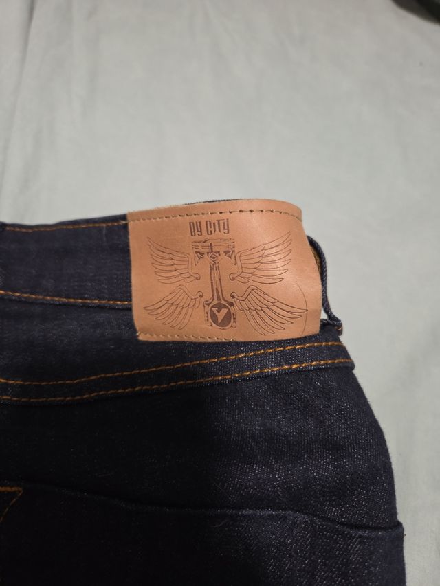 Pantalones de moto vaqueros con protección.