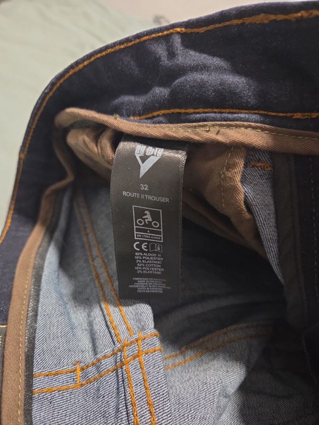 Pantalones de moto vaqueros con protección.