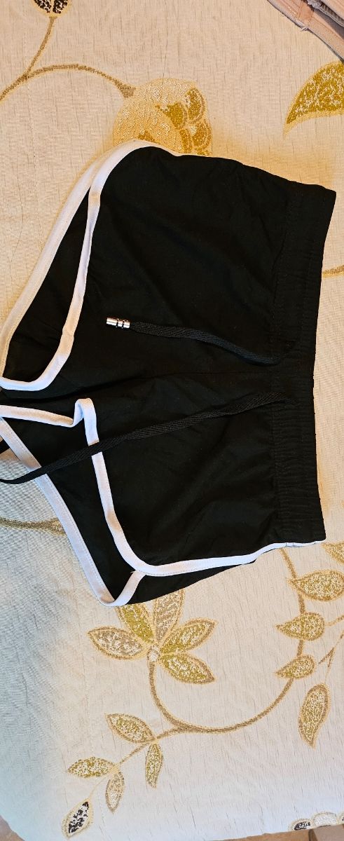 Pantaloncini da bambina multicolori e neri.