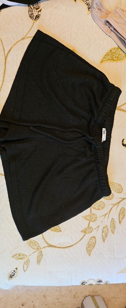 Pantaloncini da bambina multicolori e neri.